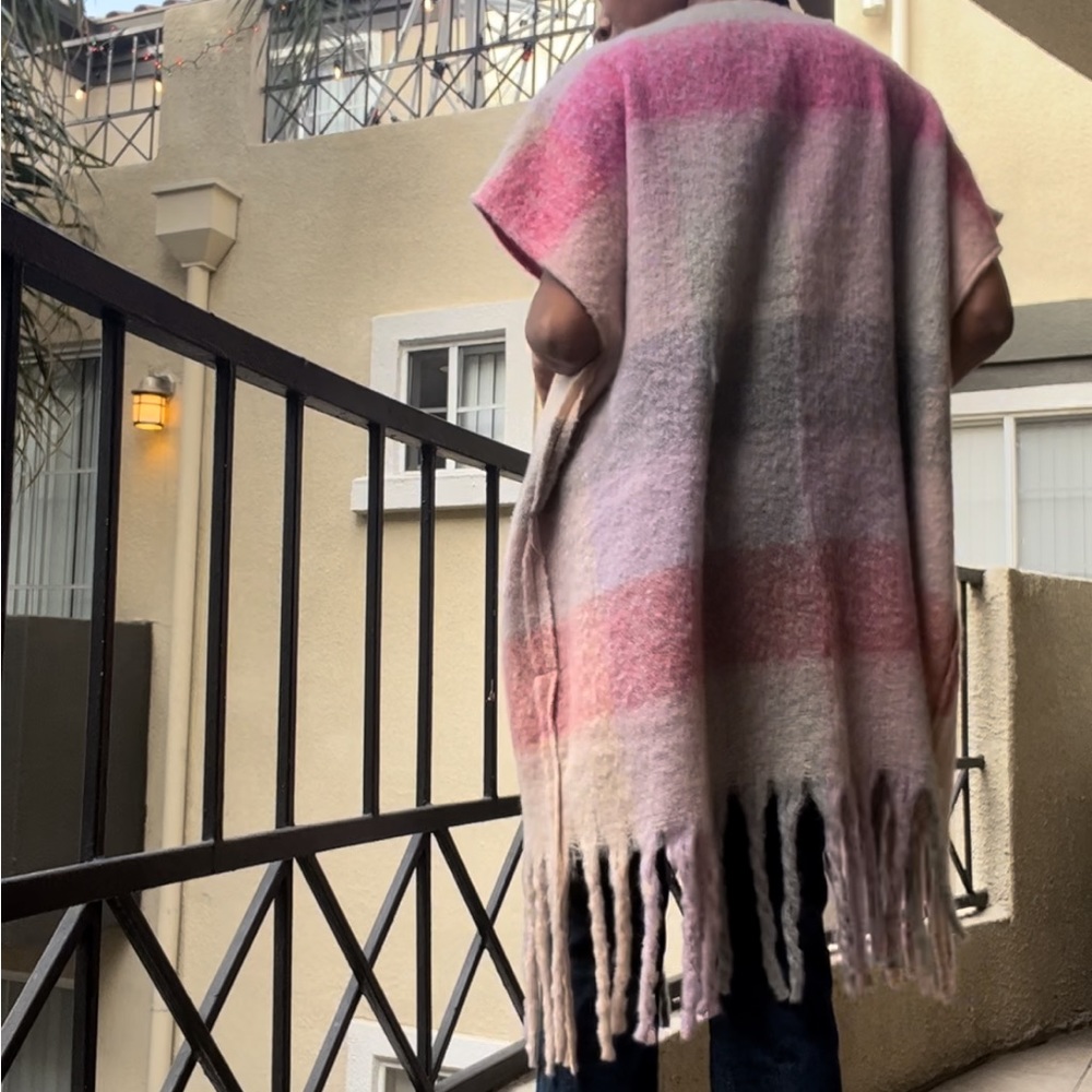 Beautiful Fringed Piece - Picture 5 of 12